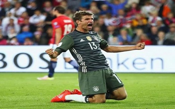 حقق المنتخب الألماني بدايةً قوية في مشوار التصفيات الأوروبية المؤهلة لنهائيات كأس العالم بعدما اكتسح نظيره النرويجي 3-0 ضمن منافسات المجموعة الثالثة.

سجل ثلاثية &quot;المانشافت توماس مولر &q