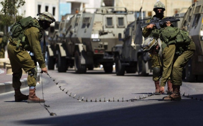 شنت قوات الاحتلال الإسرائيلي اليوم الأحد، حملة اعتقالات ومداهمات واسعة طالت بلدات وقرى مختلفة في مدينة الخليل جنوب الضفة الغربية.

