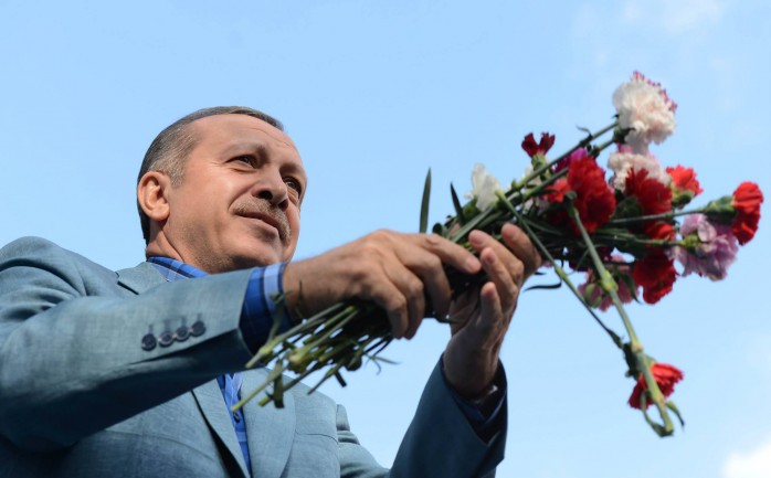 كشفت التحقيقات الجارية في قضية محاولة الانقلاب الفاشلة التي جرت بتركيا منتصف تموز/ يوليو الماضي، أنّ المشتبهين في الضلوع بمحاولة اغتيال الرئيس التركي رجب طيب أردوغان، كانوا على اتصال مع العسك