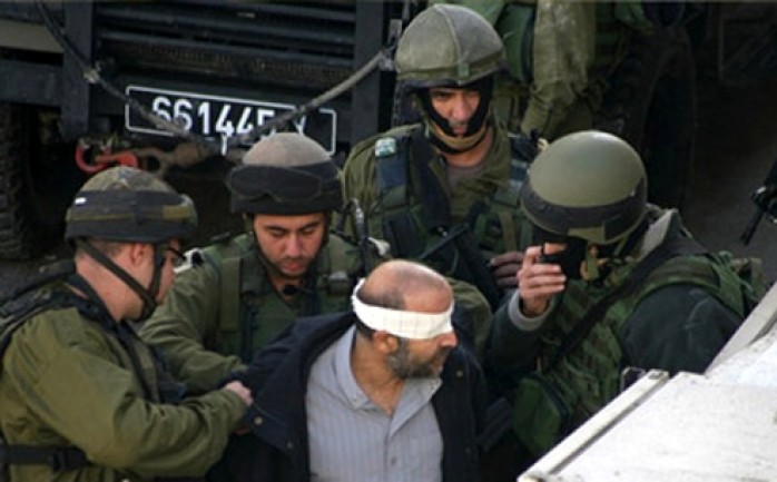 اعتقلت قوات الاحتلال الإسرائيلي فجر الجمعة، المواطن محمود جمعة النجار (52 سنة) بعد مداهمة منزله والعبث بمحتوياته في بلدة سلواد شرق مدينة رام الله.

