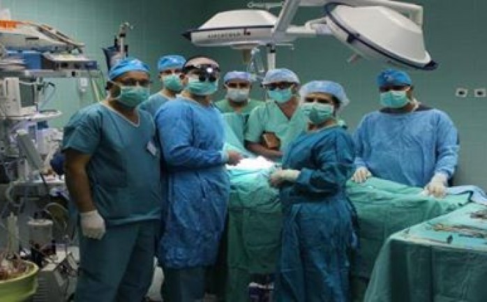 نجحت الطواقم الطبية في مجمع فلسطين الطبي في مدينة رام الله، من إجراء عملية زراعة مفصل لمريض مصاب بنزيف الدم &quot;هيموفيليا&quot; لأول مرة في فلسطين، حيث تمت العملية تحت إشراف الطواقم الطبية 