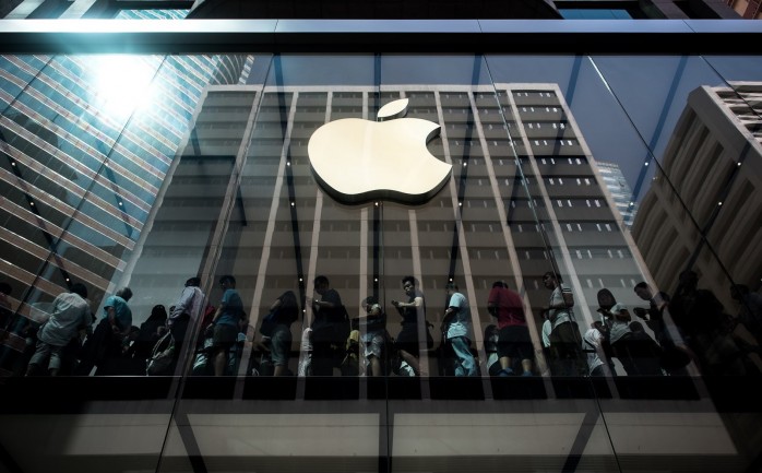 كشفت صحيفة نيويورك تايمز عن قيام الحكومة الصينية بحظر اثنتين من خدمات أبل وهي iTunes Movies وiBooks Store كجزء من حملة صارمة على الخدمات الإلكترونية.