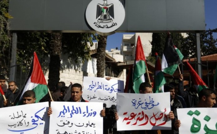 طالب الإتحاد العام لموظفي قطاع غزة الرئيس محمود عباس&nbsp;والحكومة بتحمل مسئولياتها تجاه غزة الذين يعتبرون جزءاً اصيلاً من موظفي السلطة.

