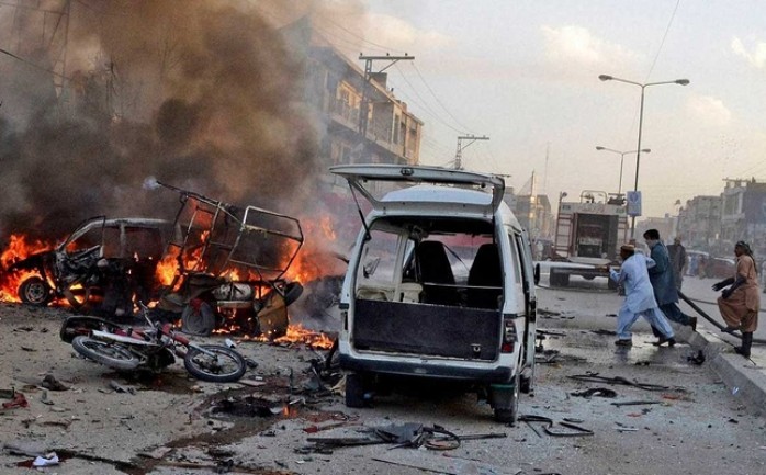 قتل 21 شخصا وجرح 40 آخرين على الأقل اليوم السبت، بانفجار قنبلة في سوق في منطقة قبلية شمال غرب الباكستان.

ونقلت قناة &quot;سكاي نيوز&quot; عن مسؤولين باكستانيين