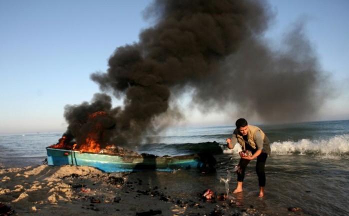 أغرقت قوات البحرية الإسرائيلية اليوم السبت، أحد مراكب الصيادين قبالة سواحل مدينة رفح جنوب قطاع غزة.

وقال نقي