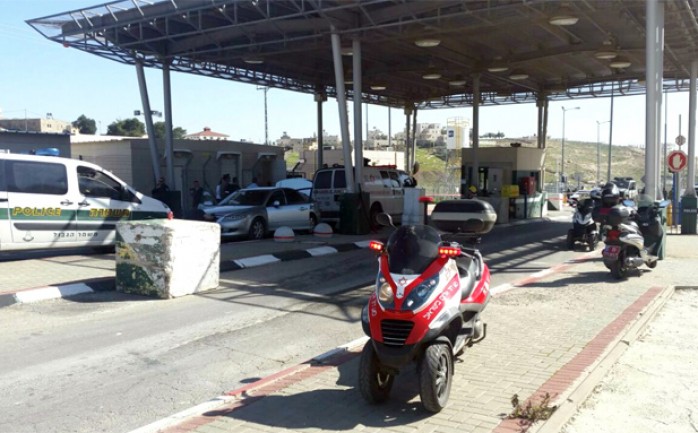 أصيب جندي إسرائيلي بجروح خطيرة صباح السبت، إثر تعرضه لعملية دهس على حاجز عسكري قرب مدينة القدس المحتلة.

وقالت صحيفة "ايدعوت أحرنوت"، إن سيارة