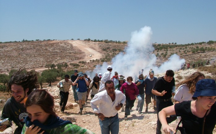 
أصيب اليوم الجمعة، عشرات المواطنين والمتضامنين الأجانب بالاختناق نتيجة استنشاقهم الغاز المسيل للدموع، خلال قمع قوات الاحتلال الإسرائيلي مسيرة 