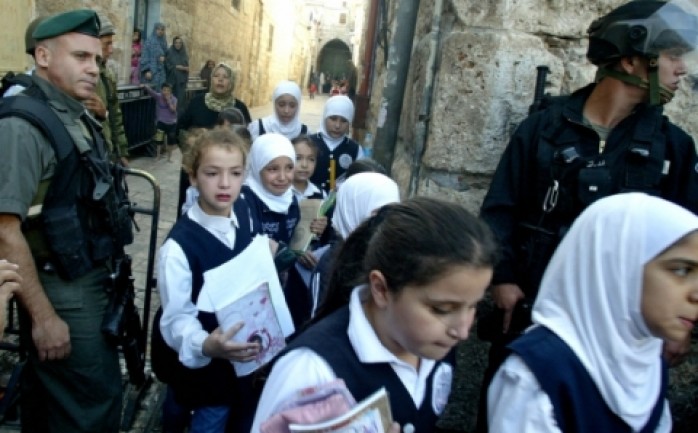 كشفت صحيفة "هآرتس" الإسرائيلية اليوم الثلاثاء، عن محاولة فرض وزارة التعليم الإسرائيلي جدول الاجازات الإسرائيلية على المدارس في القدس الشرقية، ولأول مرة منذ 1967.

