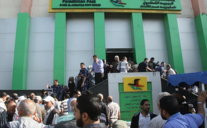 يجري بنك البريد تجهيزات واستعدادات مكثفة لاستقبال أموال المنحة القطرية المقدمة للموظفين المدنيين في حكومة حماس السابقة بقطاع غزة.

