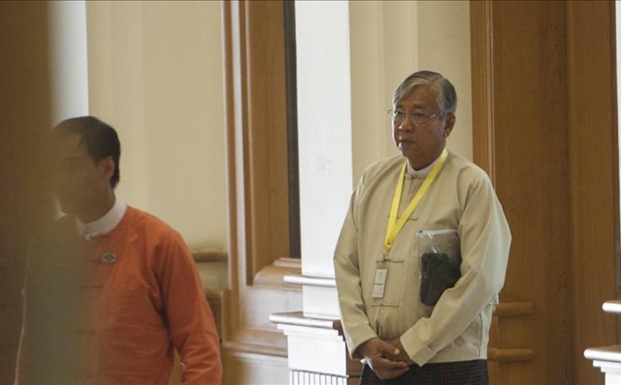 أدى رئيس ميانمار الجديد هتين كياو، الذي يعد أول رئيس مدني منتخب، اليمين الدستورية أمام برلمان بلاده، عقب 54 عاماً من الحكم العسكري.

وقال كياو (69 عاماً)، خلال مراسم أداء اليمين، إن أولويات ا