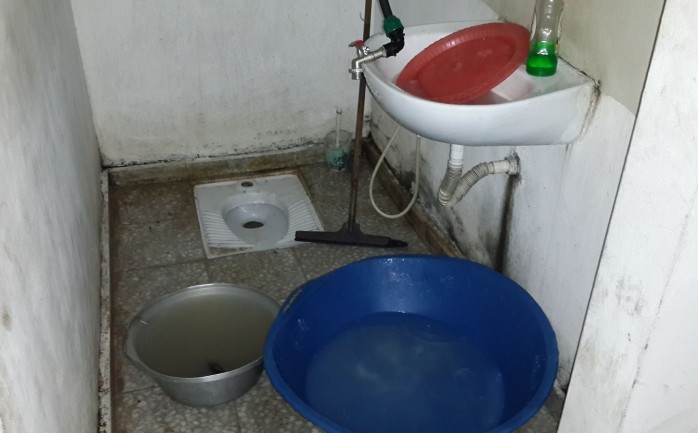 أغلقت الإدارة العامة للرعاية الصحية "الطب الوقائي" ومفتشي وزارة الصحة في شمال قطاع مدينة غزة، مصنع حلويات يستخدم المرحاض لغسل الأواني.

وقالت الإدارة عبر صفحتها على موقع التواصل الاجتماعي "