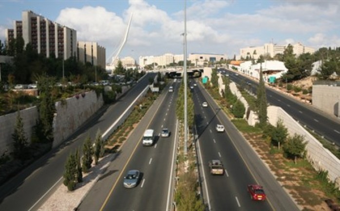 انشأت بلدية القدس طريق سريع، يربط مدينة جنوب القدس بمستوطنة "غوش عتصيون" المقاومة عنوة فوق أراضي المواطنين بمدينة الخليل المحتلة.

ويهدف الطريق إلى حماية المواطنين والمستوطنين الإسرائيليين،