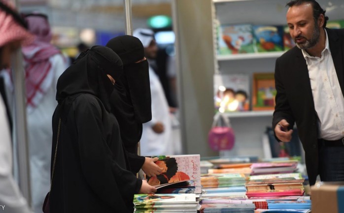 أكدت وزارة العدل السعودية، الاثنين، أنه يحق للمرأة السعودية الحصول على نسخة من عقد الزواج، الذي كان امتلاكه من حق الرجال فقط.

وقال وزير العدل وليد الصم