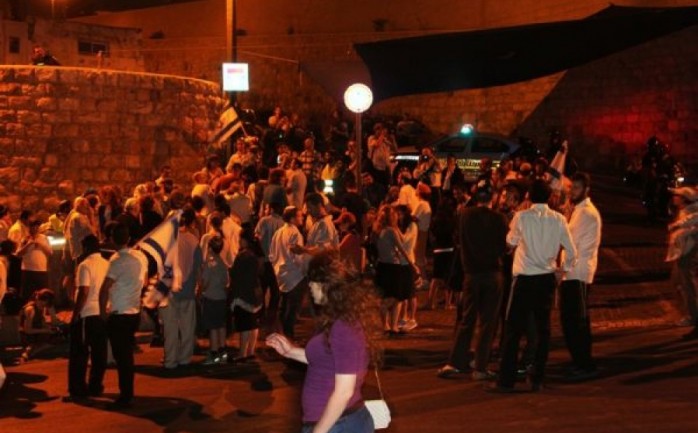 اقتحم مستوطنون متطرفون مساء الأحد، البلدة القديمة في مدينة القدس المحتلة، من أجل الوصول إلى حائط البراق بالمسجد الأقصى المبارك.

وهتف المستوطنون عبارات نابية ضد العرب، متوعدين بتدمير المسجد