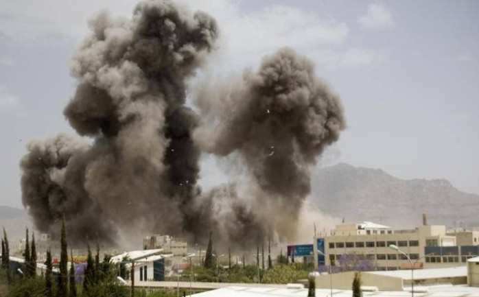 استهدفت غارات التحالف العربي بقيادة السعودية، مواقع لميليشيات الحوثيين في مناطق عدة من محافظة تعز جنوب غربي اليمن.

وقالت مصادر صحافية إن المناطق التي شملها قصف طائرات التحالف هي منطقة &quot;
