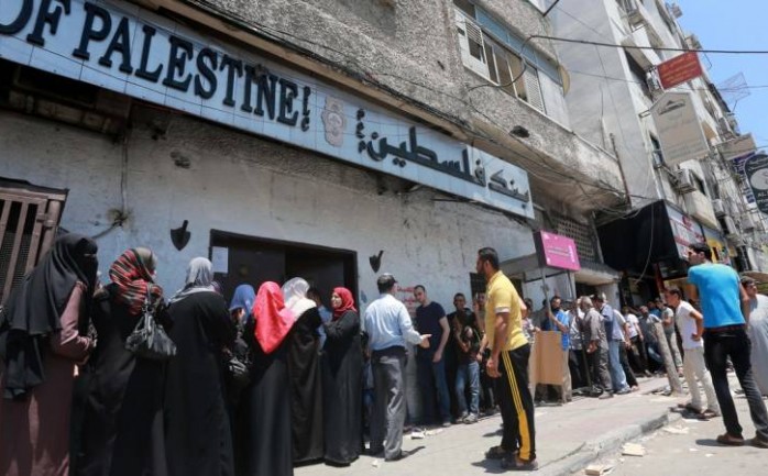 مواطنون يصرفون شيكات الشؤون من أمام بنك فلسطين في غزة (أرشيف)