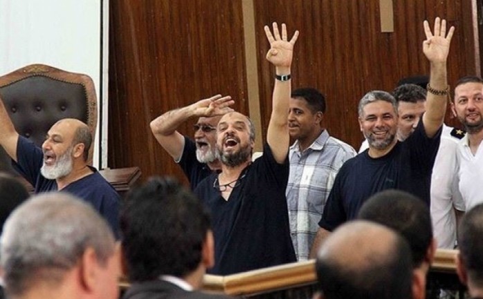 قضت محكمة الجنايات المصرية  اليوم السبت، بإحالة أوراق عدد من المتهمين في قضية التخابر مع قطر إلى مفتي الجمهورية لإبداء الرأي الشرعي.