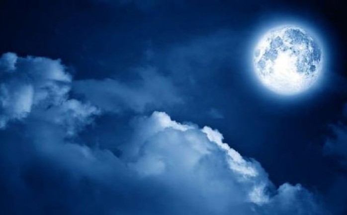 تشهد سماء ليل اليوم الجمعة ظاهرة فلكية نادرة، لهواة الرصد السماوي، كان أول حدوث لها منذ 99 عاماً، حيث سيجتمع مرور المذنب المعروف باسم "هوندا ماركوس45 بي" (45P/Honda-Mrkos) مع خسوف ناقص للقمر 