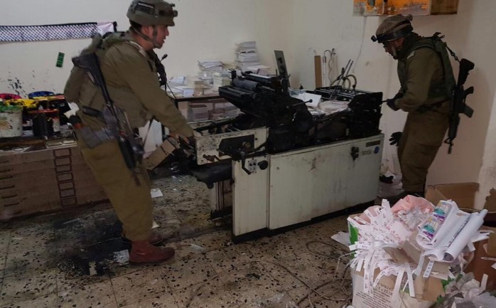 استولت قوات الاحتلال الإسرائيلي فجر الخميس، على محتويات مطبعة ورقية في مدينة قلقيلية بالضفة الغربية.

وادعت قوات الاحتلال أن المطبعة تستخدم كمصدر لمواد تحريضية 
