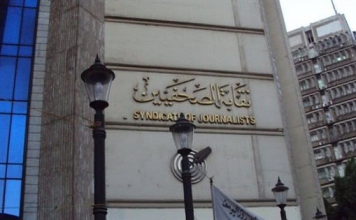 نقابة الصحفيين المصرية تطالب بإقالة وزير الداخلية بعد واقعة اقتحام قوات الأمن مقر النقابة والقبض على اثنين من الصحفيين المعتصمين بها.