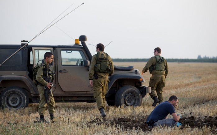 اعتقلت قوات الاحتلال الإسرائيلي الليلة الماضية، شخصًا بدويًا من سكان الجنوب بشبهة محاولة اختطاف سلاح أحد الجنود في قاعدة عسكرية في النقب.

ونقلت الإذاعة