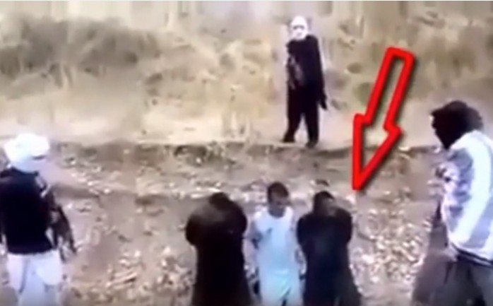 نشر موقع التواصل الاجتماعي "يوتيوب" مقطع فيديو يظهر بعض من عناصر تنظيم داعش وهم يصطحبون 3 رجال لتطبيق حكم الإعدام بحقهم.

وأظهر الفيديو قيام أحد الرجال الثلاثة بفك قيده وخطف السلاح من أحد ا