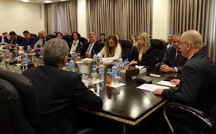 استقبل رئيس الوزراء رامي الحمد الله عدداً من سفراء وقناصل دول الاتحاد الأوروبي، بحضور ممثل الاتحاد الأوروبي لدى فلسطين رالف تراف، حيث استعرض أخر المستجدات السياسية والاقتصادية.

وقال الحمد 