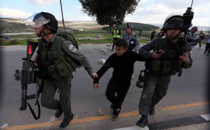 أصيب شاب فلسطيني اليوم الأحد، برصاص قوات الاحتلال الإسرائيلي في مخيم العزة شمال مدينة بيت لحم، واعتقال 3 آخرين.