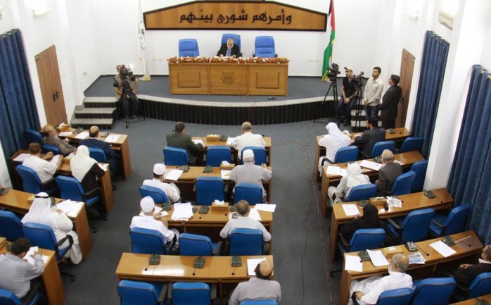قدم مجموعة من نواب المجلس التشريعي في غزة مشروع قرار ينص على عودة حكومة إسماعيل هنية إلى مزاولة عملها في غزة.

وأوصى النواب خلال جلسة للتشريعي في غزة بعودة الحك