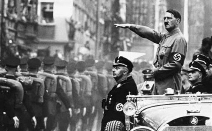 نشرت صحيفة “ميرور” البريطانية صوراً لـ أدولف هتلر، وُصفت بالـ “سرية”، وكان قد رفض نشرها على العلن قبل 90 عاماً.

وتظهر الصور هتلر وهو يتدرّب في الكواليس على طريقة إلقاء خطاباته، وانتقاء تعا
