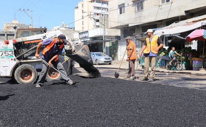 شرعت بلدية غزة بصيانة جزء من أحد الشوارع الحيوية وسط المدينة ضمن مشروع متكامل سيجري تنفيذه على مراحل.

وأوضحت البلدية أنه تم إجراء أعمال صيانة على جزء م