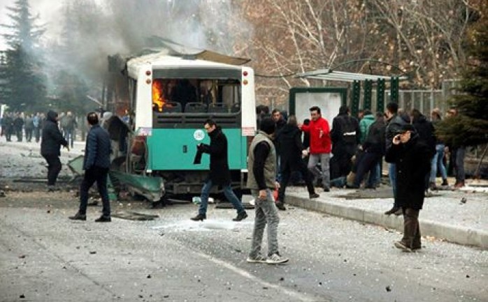 ذكرت وسائل إعلام تركية اليوم السبت، أن انفجارا استهدف حافلة تقل عسكريين أمام إحدى الجامعات في ولاية قيصري وسط البلاد.

وبحسب قناة "سكاي نيوز عربية" فإ