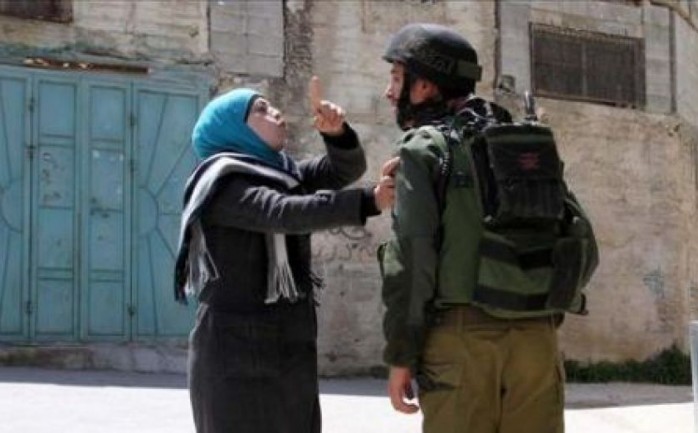 اعتقلت قوات الاحتلال مواطنة من حي هندازه وسط مدينة بيت لحم، اثناء توجهها لزيارة ابنها المعتقل في احد سجون الاحتلال الإسرائيلي.

