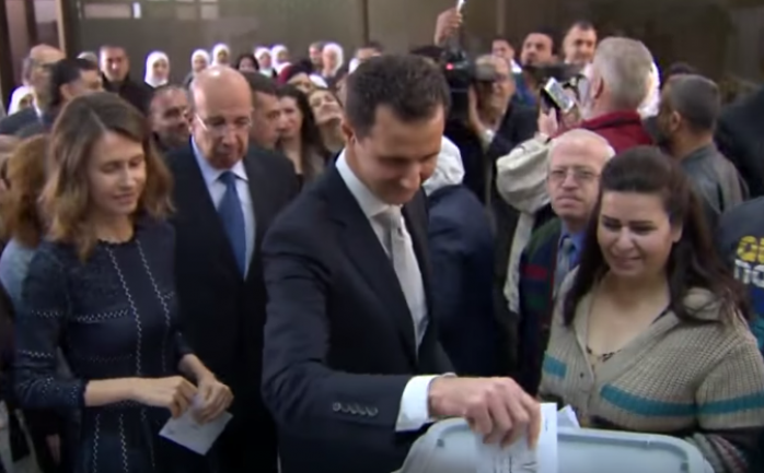 أدلى الرئيس السوري بشار الأسد وزوجته أسماء، الأربعاء، بصوتيهما معا "للمرة الأولى"، على حد قوله، في انتخابات مجلس الشعب للدور التشريعي الثاني.