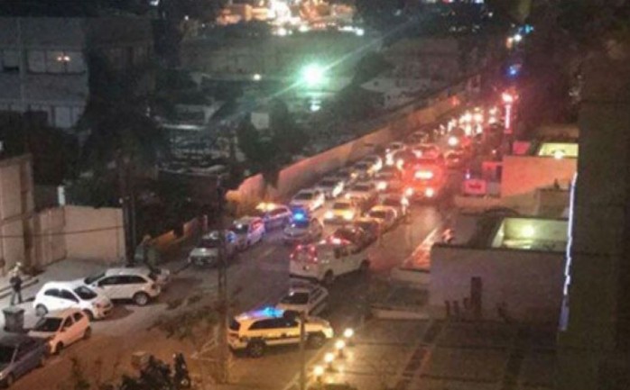 قتل مستوطنان إسرائيليان في موقف سيارات بتل أبيب مساء السبت، وأصيب اثنان آخران بجراح خطيرة في حادثة جنائية برجع أنها "تصفية حسابات" بين عصابات.


