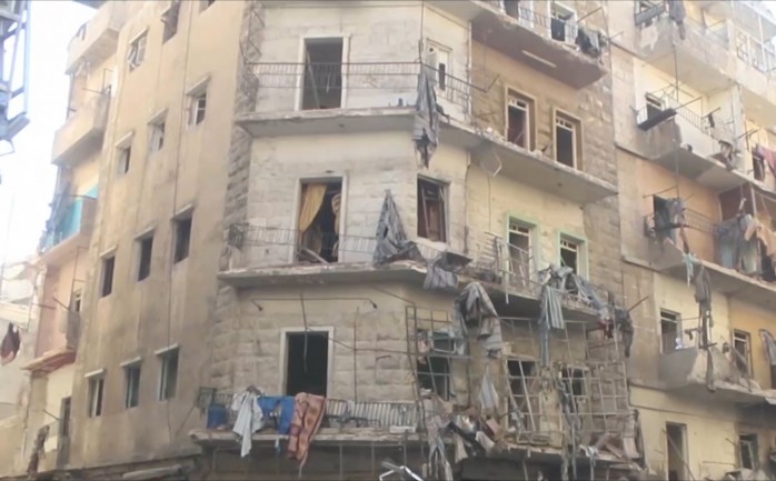 قتل عشرة مدنيين في القصف المستمر الذي يستهدف أحياء حلب الشرقية المُحاصرة وريفها شمال سوريا لليوم السادس على التوالي، بينهم ستة من عائلة واحدة قضوا في قصف بغاز الكلور بحي الصاخور وفق ما نقل مر