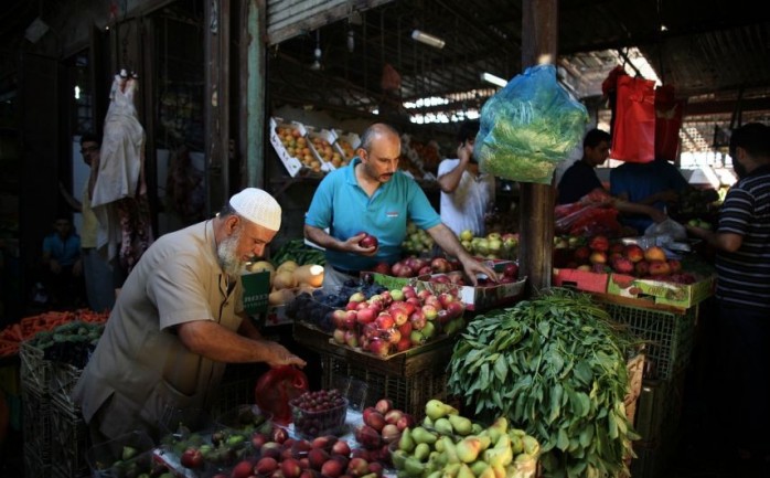 مواطنون في غزة في سوق "فراس" الشعبي وسط مدينة غزة.