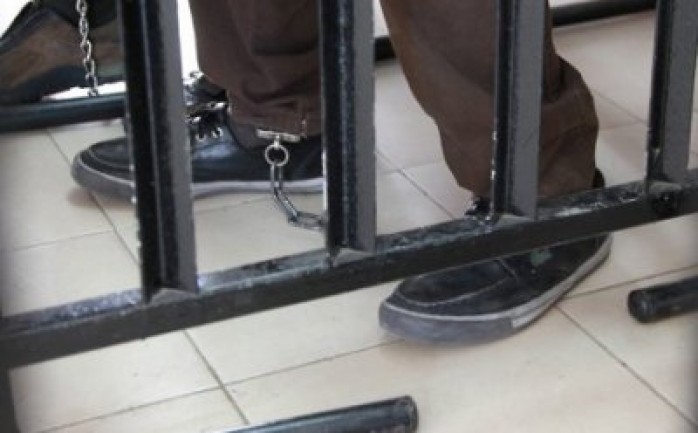 قضت المحكمة العسكرية للاحتلال في "عوفر" بسجن طفل لـ 31 يومًا وفرض غرامة مالية قدرها ثلاثة آلاف شيكل، بتهمة رشق الحجارة.

