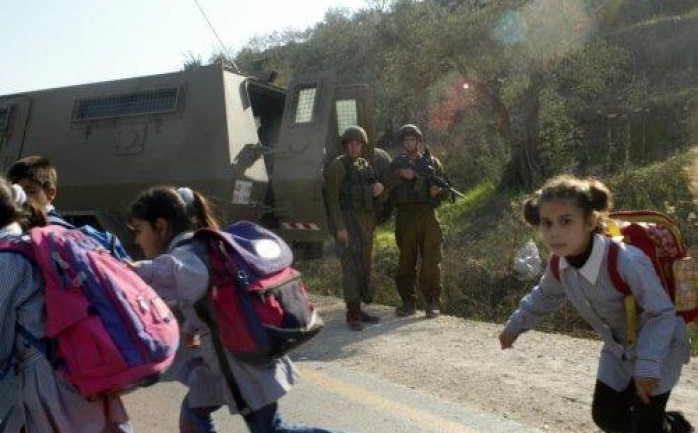 عرقلت قوات الاحتلال الإسرائيلي اليوم الخميس، وصول طالبات مدرسة خرسا الواقعة جنوب الخليل إلى مدرستهن.

وذكرت مصادر محلية، أن دورية من قوات الاحتلال وقفت على مدخل