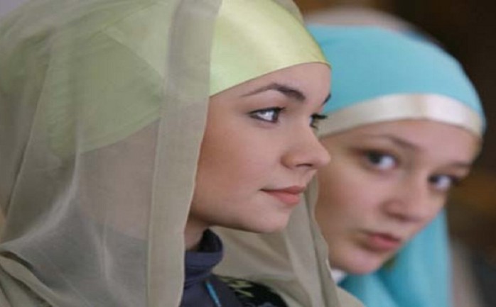 أمرت مساجد المملكة المتحدة البريطانية المسلمات فيها بالتوقف عن ارتداء السراويل ومغادرة المنزل واستخدام "الفيسبوك" دون الحصول على إذن من أزواجهن.