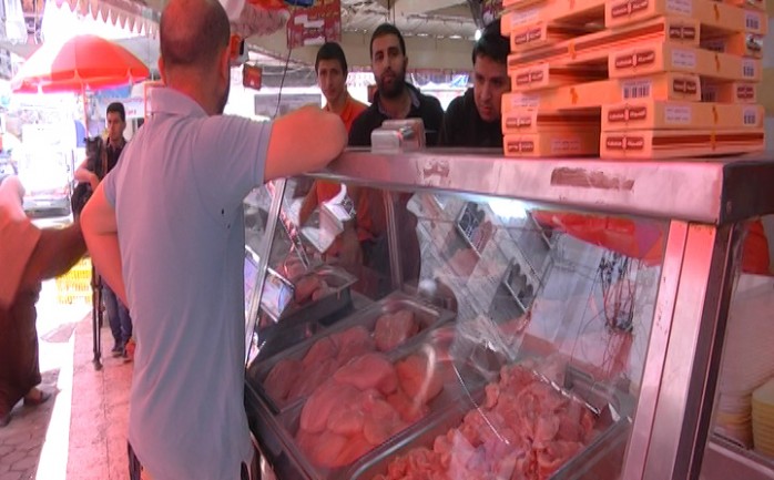 انخفضت أسعار الدواجن في محافظات قطاع غزة بشكل ملحوظ خلال الأيام الأخيرة لتصل إلى 8.5 شيكل مقابل الكيلو غرام الواحد للمستهلك في مختلف الأسواق.

وأكد مدير دائرة الإنتاج الحيواني في وزارة الزر