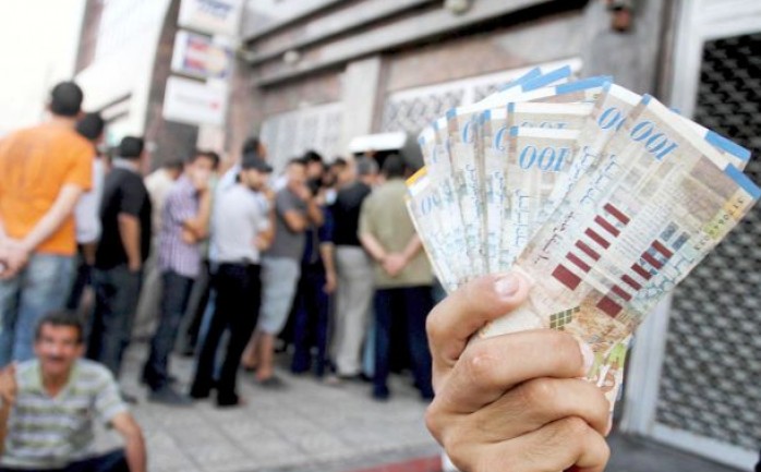 أعلنت وزارة المالية والتخطيط الفلسطينية اليوم الإثنين، عن صرف رواتب الموظفين العموميين عن شهر نيسان الماضي اليوم.