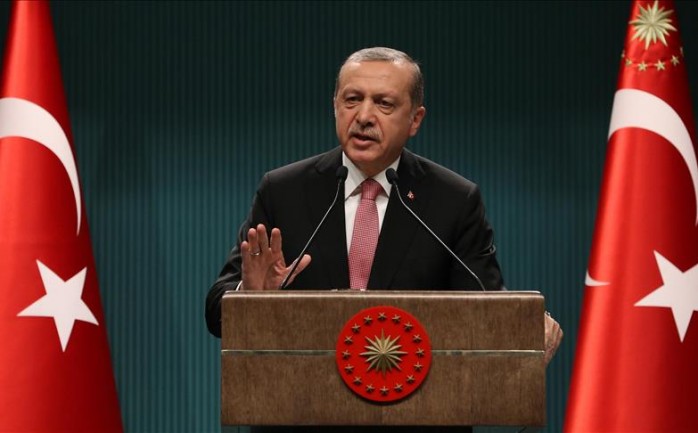 أعلن الرئيس التركي رجب طيب أردوغان، مساء الأربعاء، حالة الطوارئ في البلاد لمدة 3 أشهر، بهدف القضاء على كافة العناصر المتورطة في محاولة الانقلاب يوم الجمعة الماضي.