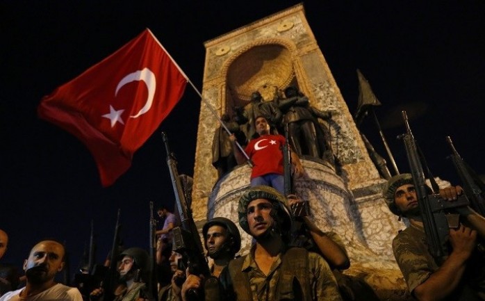 شهدت الجمهورية التركية منتصف ليلة السبت حالةً من الفوضى المفاجئة أدت إلى إعلان الجيش حظر التجول وإيقاف العمل بالدستور وفرض الأحكام العرفية.