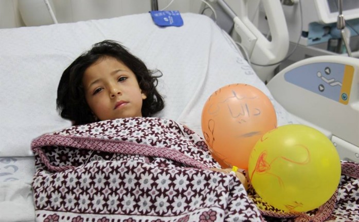 تكللت عملية جراحية بنجاح للطفلة رهف أبو دقة (7 أعوام) بجهد مجموعة من الأطباء في غزة، بعد استئصال كتلة ضخمة قرب قبلها.

ويقول الطبيب إسماعيل نصار، إ