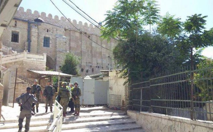 أطلقت قوات الاحتلال الاسرائيلي النار تجاه فتاة فلسطينية على مدخل الحرم الإبراهيمي الشريف في مدينة الخليل، بزعم محاولتها تنفيذ عملية طعن.

وقال 0404 &quo