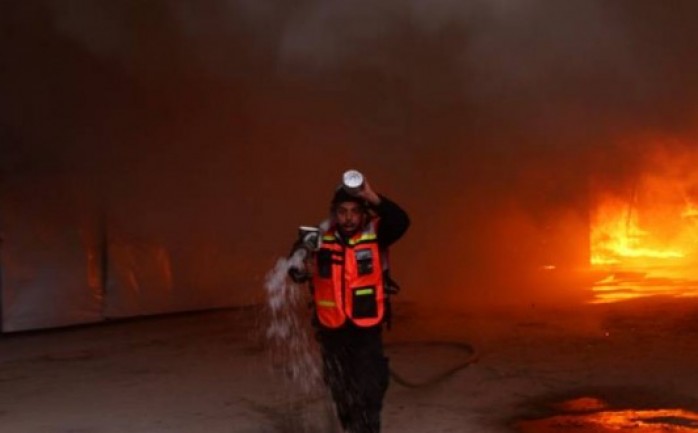 أصيب 4 مواطنين بجروح وصفت بالمتوسطة جراء اندلاع حريق في منزل يعود لعائلة العكلوك بمخيم الشاطئ غرب مدينة غزة.

وأكد المتحدث باسم الدفاع المدني رائد الدهشان لـ&quot;الوطنيـة&quot; إصابة المواطن