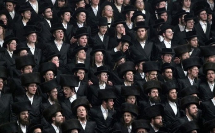 بلغ عدد سكان إسرائيل 8 ملايين و630 ألف نسمة تقريبا بحلول نهاية العام 2016، وذلك وفقا لمعطيات نشرتها دائرة الإحصاء المركزية الإسرائيلية، اليوم الخميس.

ووفقا لهذه المعطيات فإن عدد اليهود 6 ملا