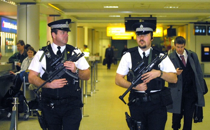 اعتقلت الشرطة البريطانية اليوم الاثنين، 6 أشخاص في لندن ومناطق أخرى للاشتباه في تخطيطهم لأعمال إرهابية.

وقالت الشرطة البريطانية في بيان صحافي، إنها &quot;القت القبض على ستة أشخاص للاشتباه بت