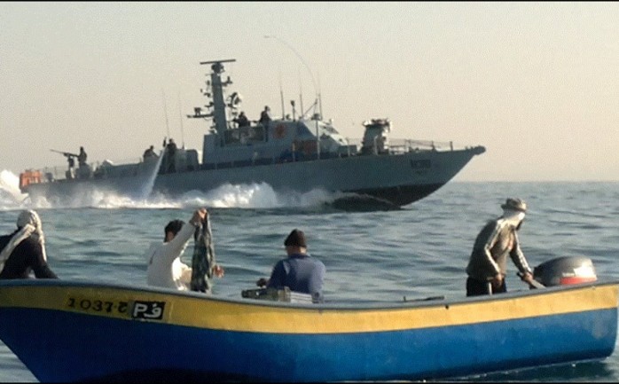 اعتقلت قوات الاحتلال الإسرائيلي صباح الجمعة خمسة صيادين قبالة شواطئ شمال قطاع غزة.

 وقال نقيب الصيادين الفلسطينيين نزار عياش " للوطنية" إن زوارق